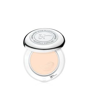 Confidence in a Compact Foundation with SPF 50+